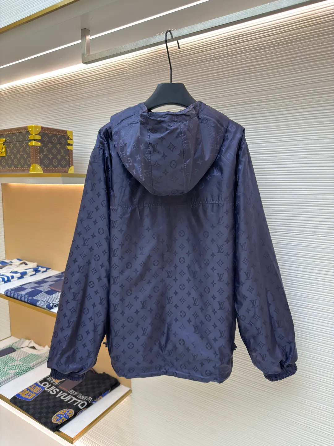 LOUIS VUITTON double-sided windproof pin jacket ●Authentic product: 23000 purchased and developed ●Item number: 1680475-C55 ●Fabric: polyester fiber fabric ●Technology: jacquard ●Version: fitted version ●Weight: about 555 grams ●Size: 44-46-48-50 ●Description: The solid color fabric is made of nylon encrypted matt twill fabric, and the jacquard fabric on the other side is made of 50D nylon yarn-dyed jacquard fabric. The solid color front panel is laser-burned, hand-made of white copper, with a triangle pin with logo and glossy finish. The front panel pocket uses a hardware keychain to hang a folding clothing tag, and the jacquard letters on the front chest placket are made of single-piece flowing pure It is cut by hand to restore the flower, and all the pieces are numbered. The pockets are also cut with the restored flower number. The fabric is relatively light and silky, and it takes time to cut accurately. The front and center are equipped with a double-circulation puller 5# orbital zipper. The hem and the hood are worn with spiral elastic ropes with ring anti-slip buckles, square pig nose buckles with logo, and all holes are punched with hardware and logo on the cloth-colored cornrows.